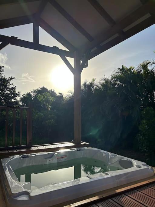 Bungalow Avec Jacuzzi Privatif Vila Sainte-Rose Exterior foto