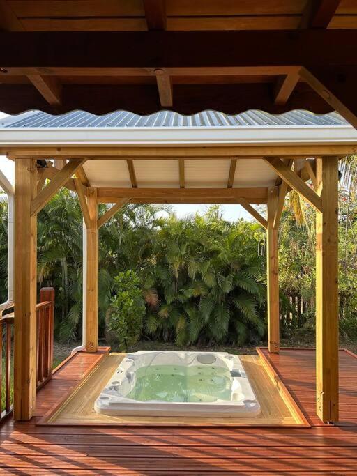 Bungalow Avec Jacuzzi Privatif Vila Sainte-Rose Exterior foto